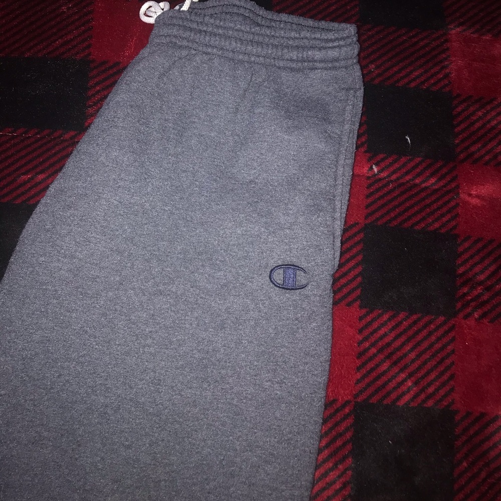 Essential Champion Sweatpants 🔥 - Picture 2 of 3
